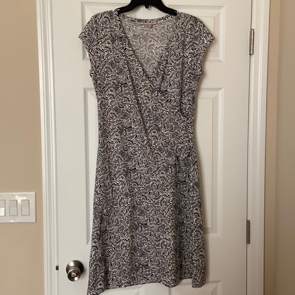 Athleta white and black geometric wrap dress with cap sleeves in Large.
